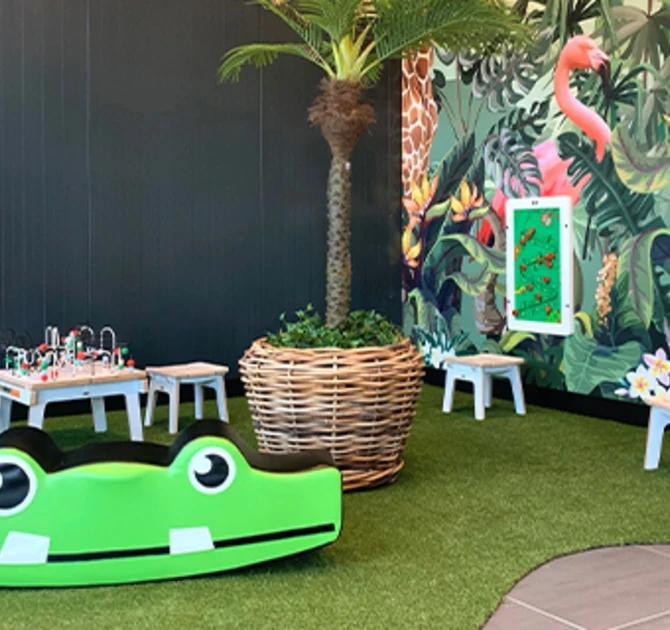 IKC speelhoek met kinderstoelen en wandspellen in tuincentrum Vechtweelde in Maarssen