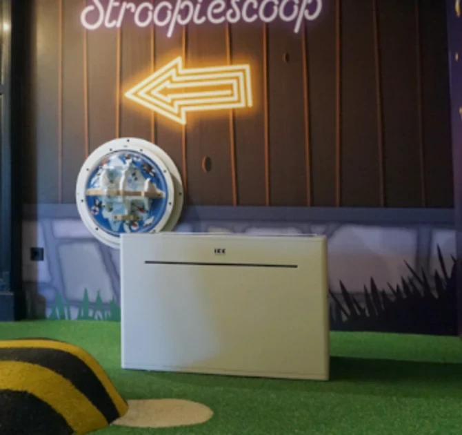 kinderhoek met wandspellen in restaurant